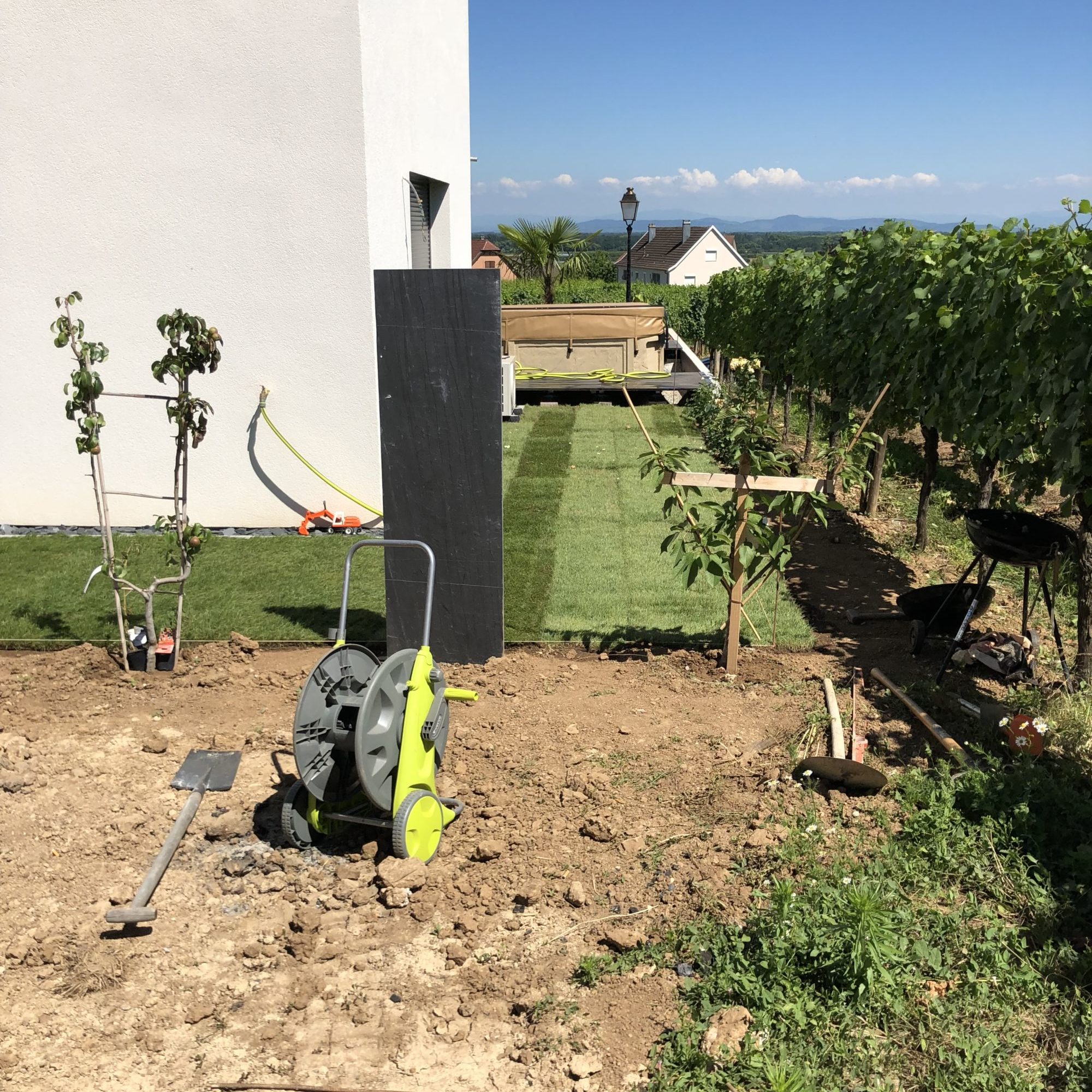 Pose de pelouse en rouleau, Bloc d&#8217;ardoise décoratif, Plantation d&#8217;arbre fruitiers en palissade Belfort