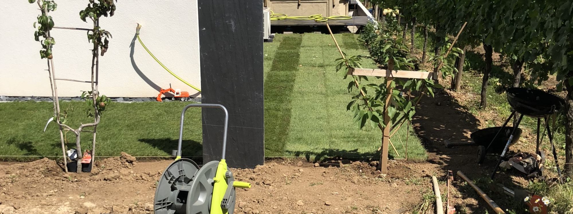 Pose de pelouse en rouleau, Bloc d&#8217;ardoise décoratif, Plantation d&#8217;arbre fruitiers en palissade Belfort